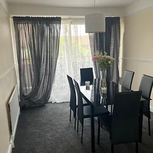 Stunning 3 Bedroom Property- Large Homestay London